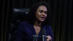 Natália Cordeiro gesticula com as mãos enquanto explica erros de gestão em entrevista