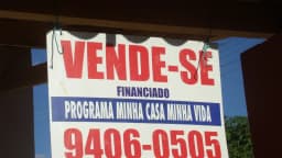 Placa de venda de imóvel financiado pelo Programa Minha Casa Minha Vida