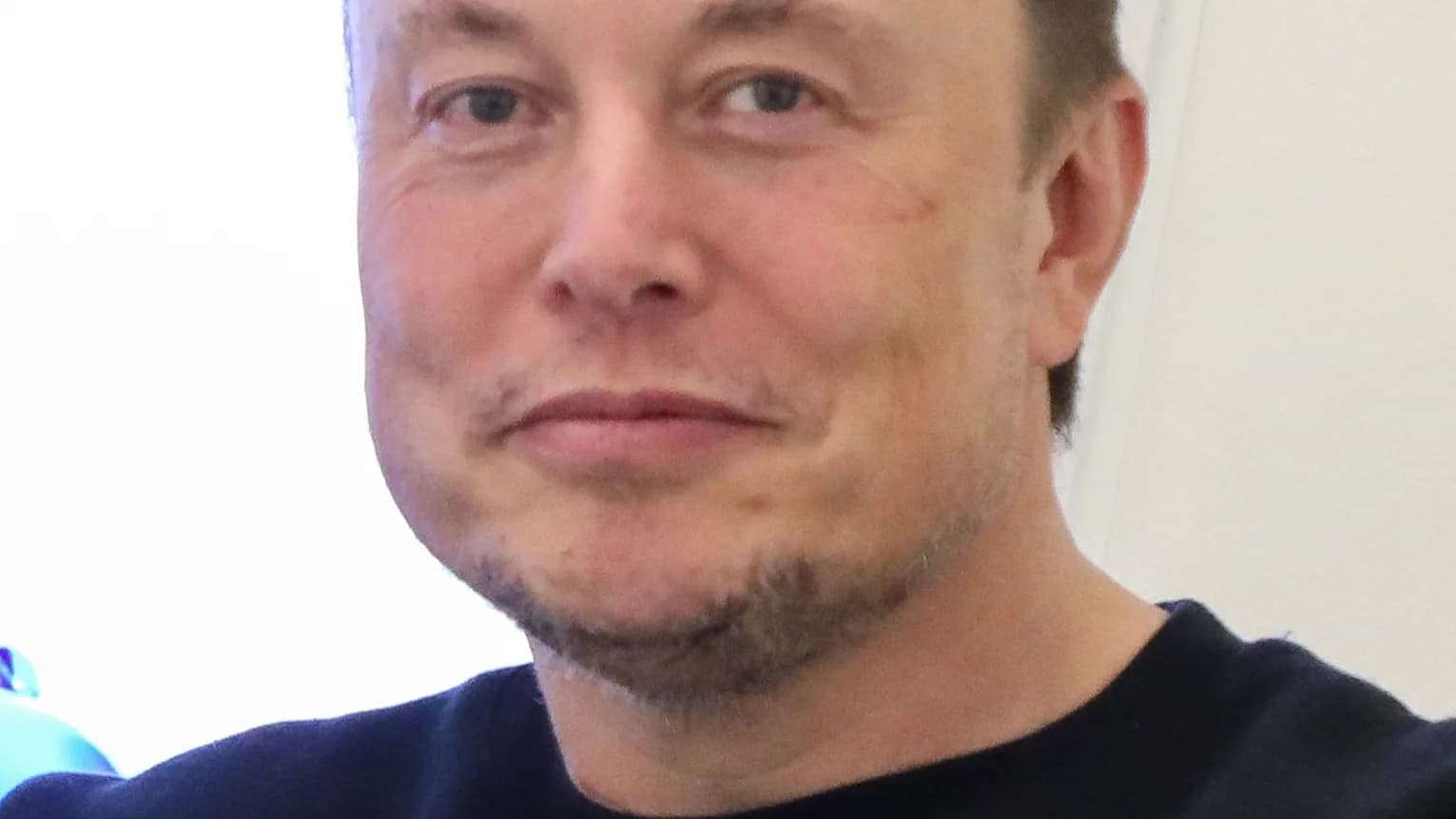 Retrato de Elon Musk, bilionário que agora assessora o Pentágono dos EUA