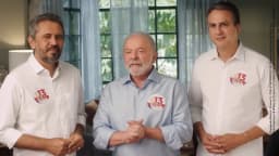 Lula ao centro, entre o governador do Ceará Elmano de Freitas e o senador Camilo Santana, todos vestindo camisas de campanha com o número 13