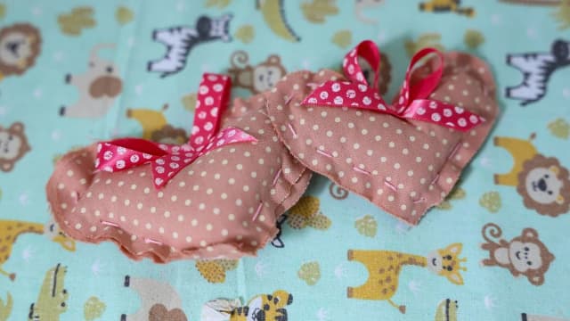 Par de sapatinhos de bebê em tecido, símbolo do luto perinatal