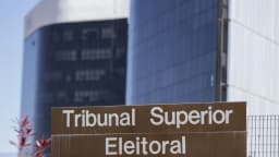Fachada da sede do Tribunal Superior Eleitoral (TSE), em Brasília, com placa de identificação