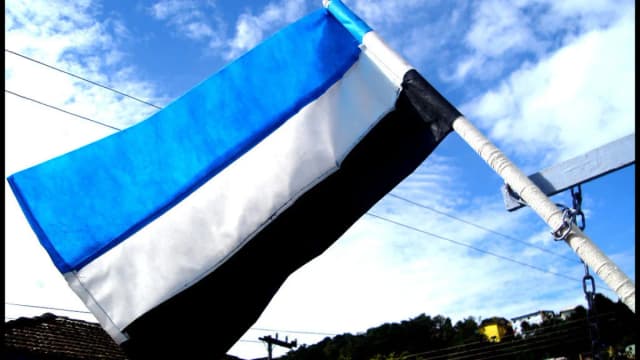 Bandeira do Grêmio hasteada contra o céu azul (foto de arquivo)