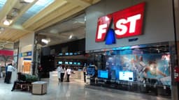 Imagem de arquivo de uma loja da Fast Shop em shopping de São Paulo, com o letreiro da marca aceso e clientes e funcionários circulando pela vitrine de eletrônicos