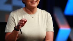Lisa Su, CEO da AMD, gesticula durante entrevista em evento