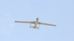 Drone Integrator da Insitu em voo contra o céu azul