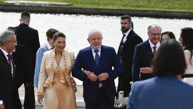Presidente Luiz Inácio Lula da Silva sorri em evento público ao lado da primeira-dama Janja