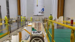Satélite sendo encapsulado para lançamento em base espacial