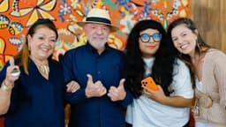 Lula posa sorrindo com as jornalistas dos podcasts Não Inviabilize e As Cunhãs durante a entrevista