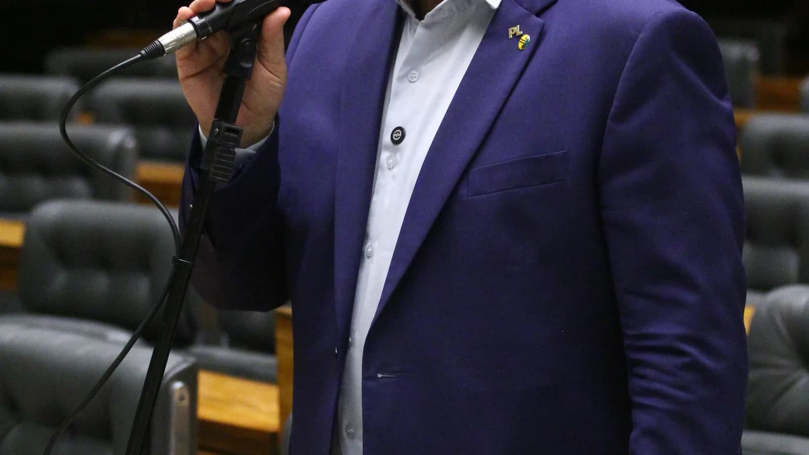 Domingos Sávio discursa ao microfone no plenário da Câmara dos Deputados, de terno azul-marinho