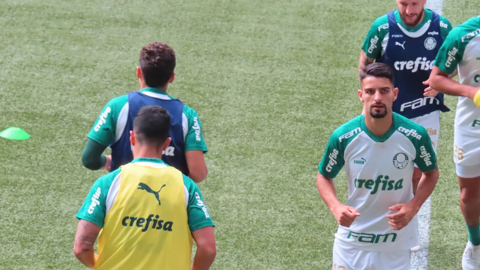 Jogadores do Palmeiras em campo, com o uniforme reserva do clube (foto de arquivo)