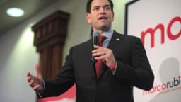 O secretário de Estado dos Estados Unidos, Marco Rubio, discursa ao microfone