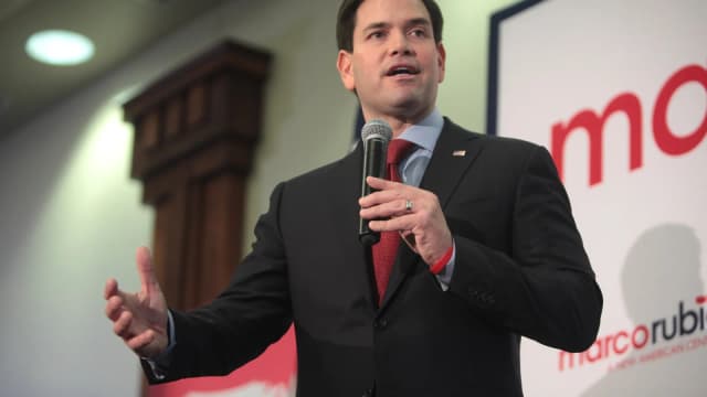 O secretário de Estado dos Estados Unidos, Marco Rubio, discursa ao microfone