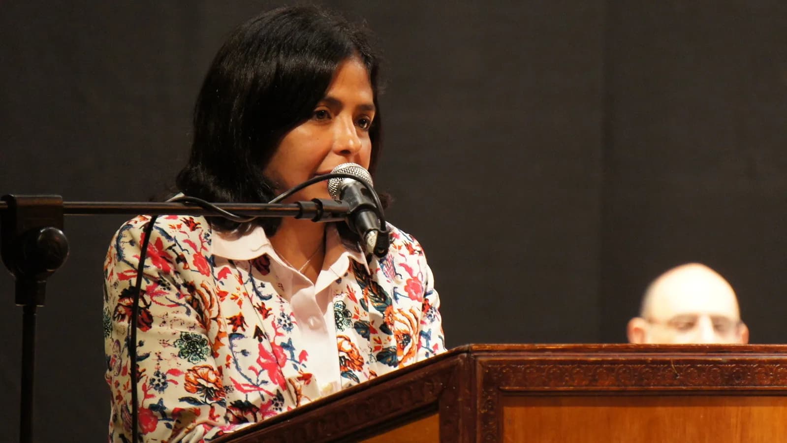 Delcy Rodríguez discursa em púlpito (foto de arquivo)