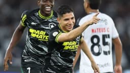Jogadores do Botafogo comemoram gol em jogo de arquivo contra o Vasco