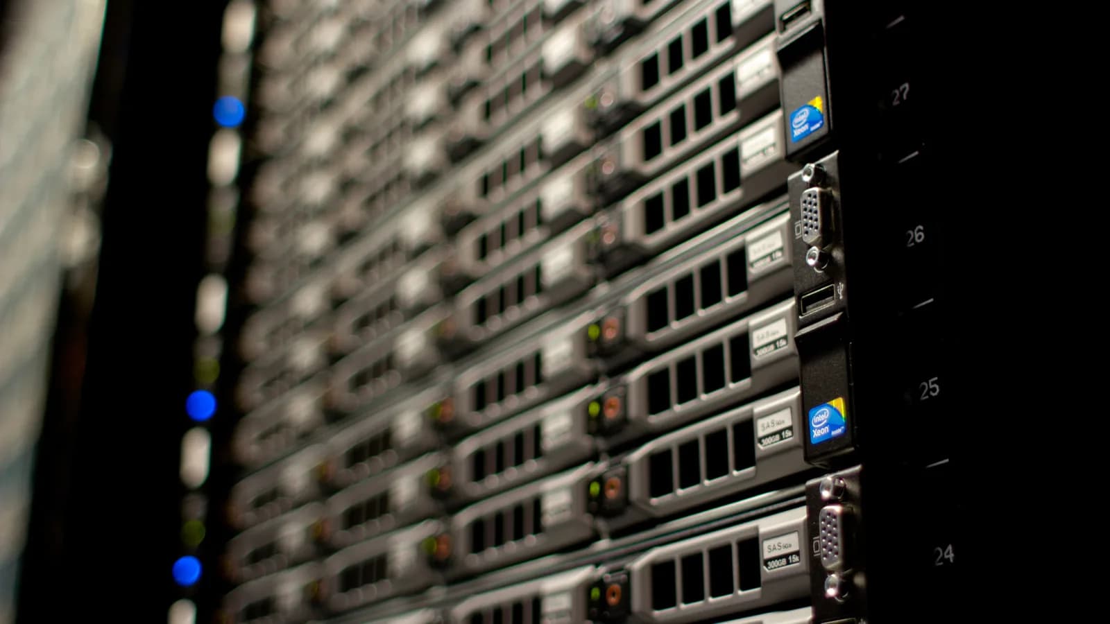 Fileira de servidores em rack de data center, luzes azuis indicando atividade, foto ilustrativa de infraestrutura de computação
