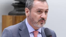 Andrei Rodrigues, diretor-geral da Polícia Federal, fala ao microfone em audiência pública