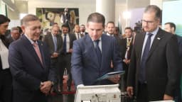Autoridades observam urna eletrônica durante exposição sobre o voto no Brasil