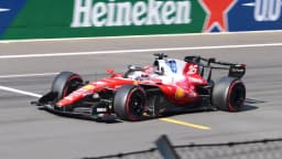 Charles Leclerc pilota o carro da Ferrari durante classificação da temporada 2026