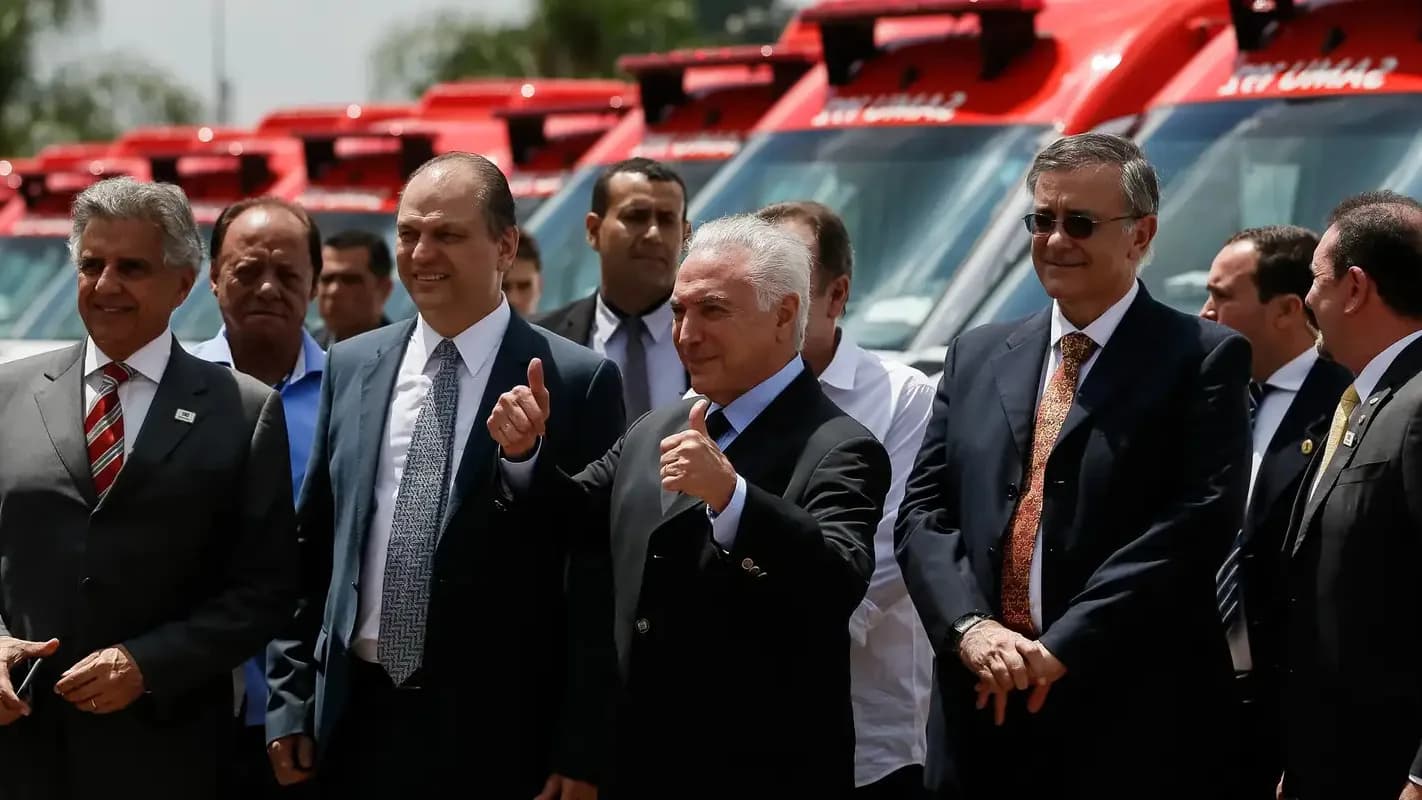 Fila de ambulâncias do Samu estacionadas lado a lado (foto de arquivo)