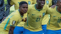 Endrick, de amarelo, ao lado de companheiros da Seleção Brasileira antes de partida da Copa do Mundo de 2026