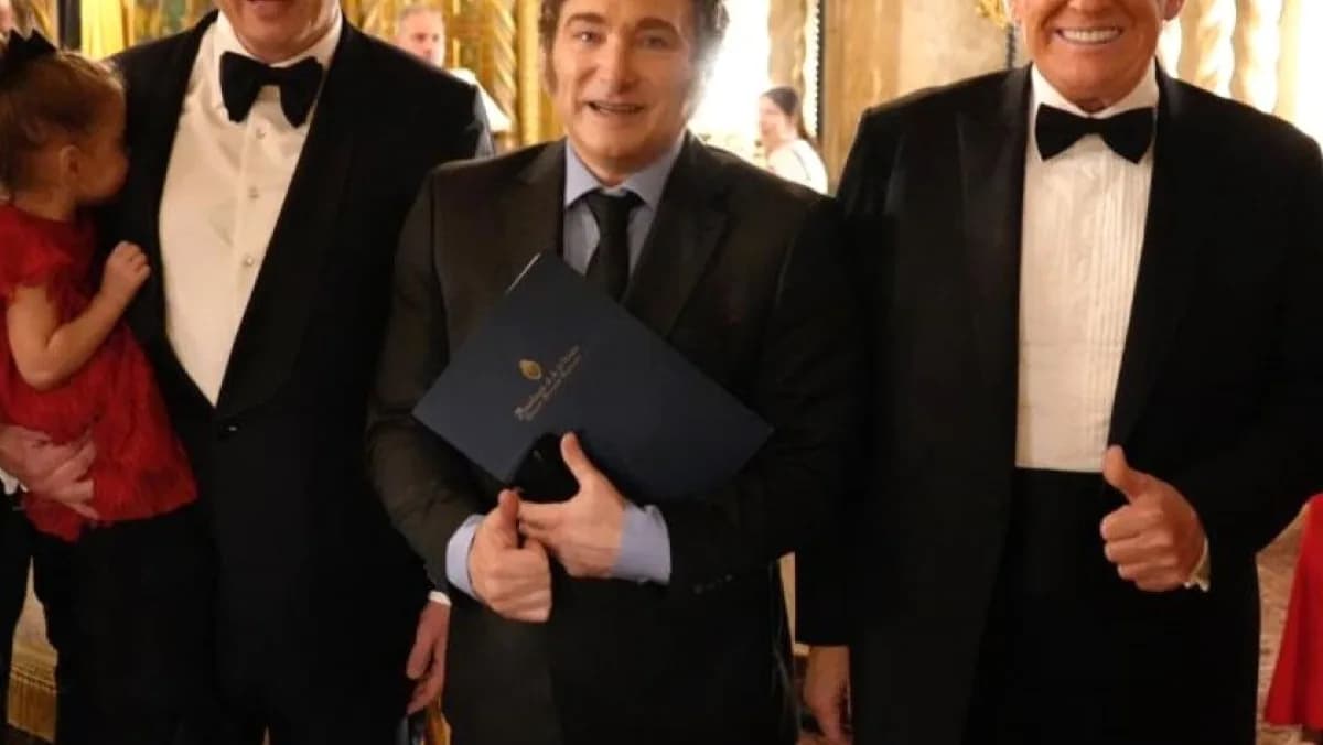 Javier Milei, ao centro, em evento social ao lado de Elon Musk e Donald Trump