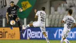 Jogadores do Santos disputam bola em partida pela Libertadores (foto de arquivo)