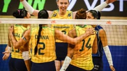 Jogadoras da seleção brasileira de vôlei feminino se abraçam em comemoração na quadra