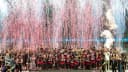 Jogadores do Flamengo celebram título com fogos de artifício e confete no gramado, foto de arquivo de comemoração do clube