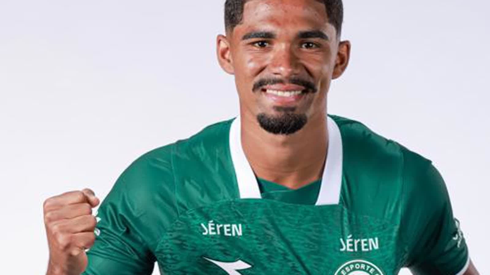 Kadu Sousa, atacante do Goiás, posa sorrindo com o uniforme verde do clube em foto oficial
