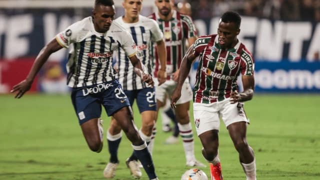 Jogadores do Fluminense disputam a bola em partida da Libertadores