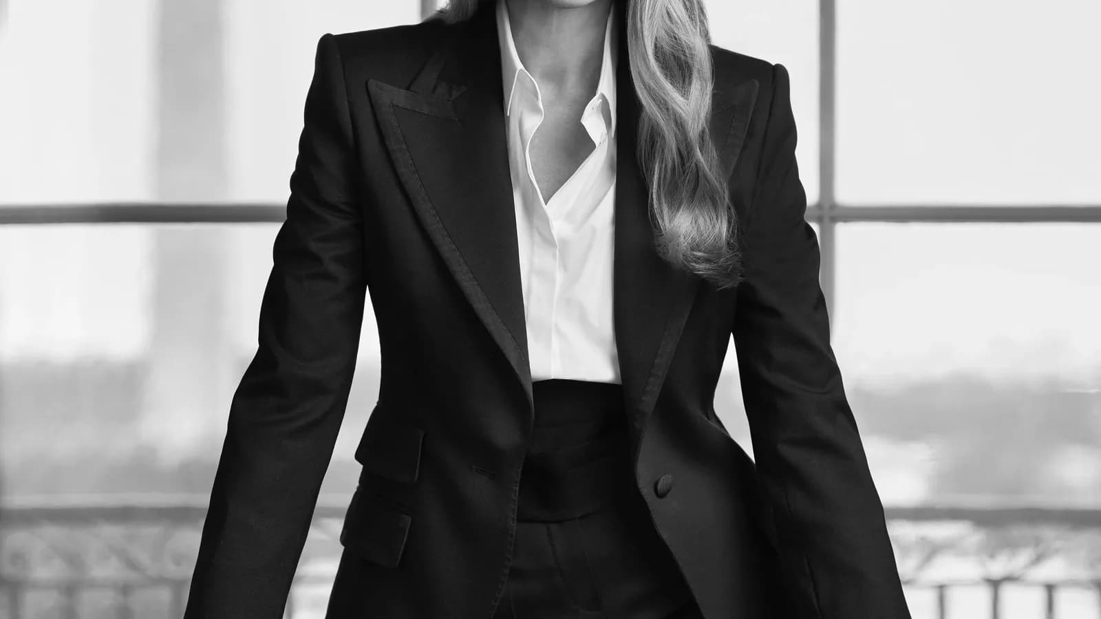 Retrato oficial de Melania Trump na Casa Branca, em preto e branco