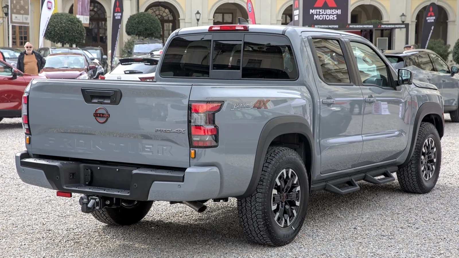 Nissan Frontier Pro-4X cinza, geração atual da picape que sai de linha no Brasil, em feira automotiva na Alemanha