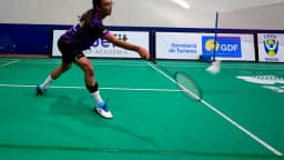 Atleta brasileiro em ação durante partida de badminton
