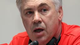 Carlo Ancelotti fala em coletiva de imprensa cercado de microfones