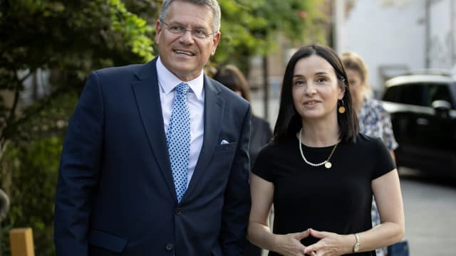 Maros Sefcovic, comissário europeu de Comércio, caminha ao lado de assessora em evento oficial