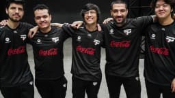 Jogadores profissionais de e-sports brasileiros posam juntos após vitória em campeonato (foto de arquivo)
