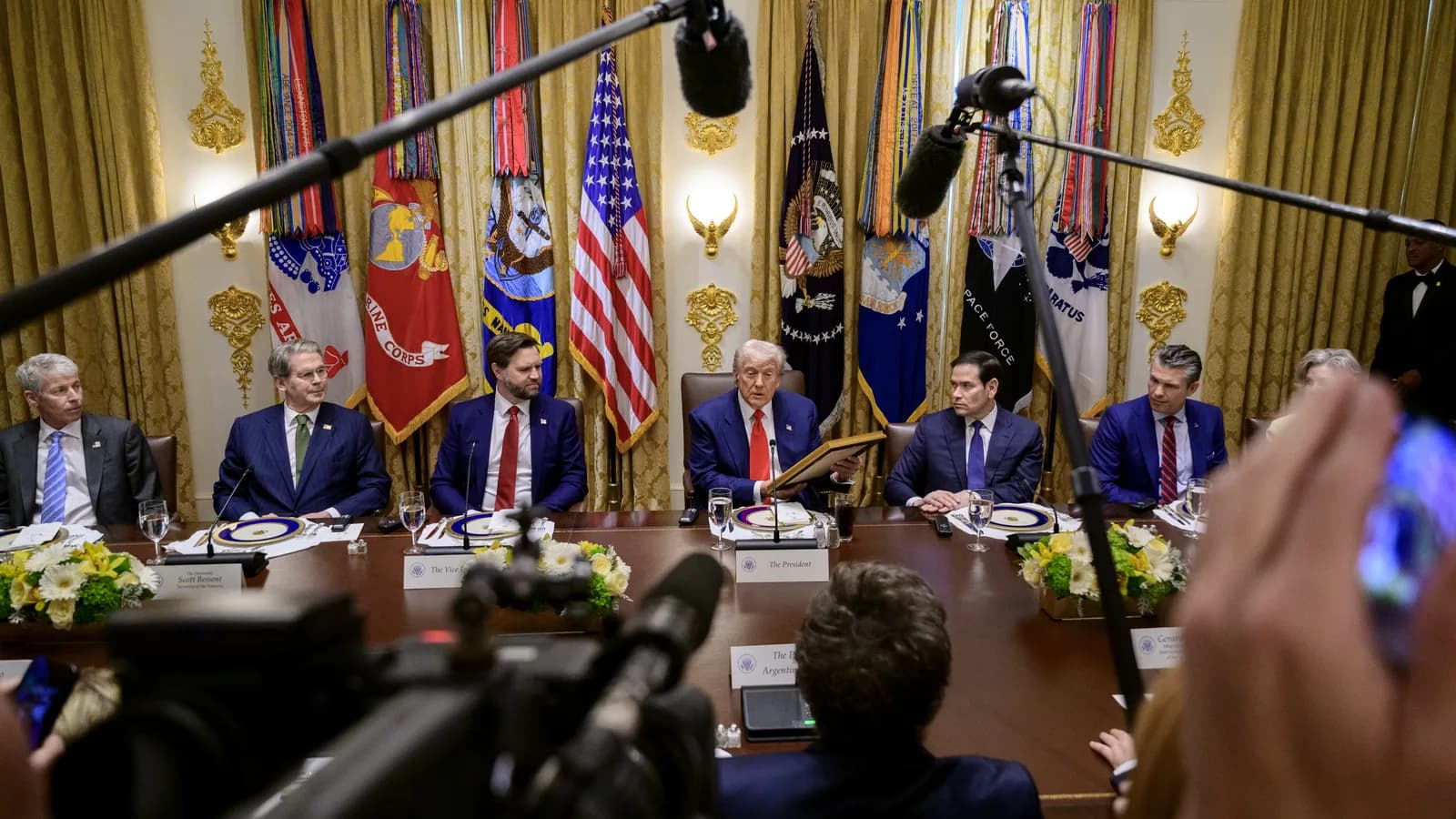 Donald Trump em reunião oficial na Casa Branca com líder estrangeiro