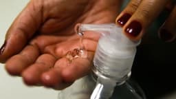 Mãos aplicando produto em gel (imagem ilustrativa, não é do lote falsificado apreendido)