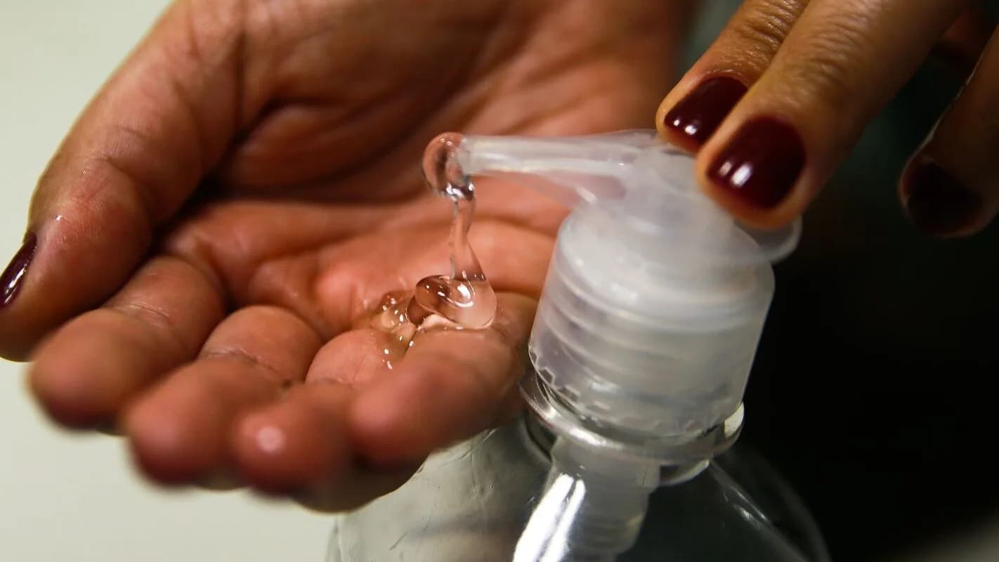 Mãos aplicando produto em gel (imagem ilustrativa, não é do lote falsificado apreendido)
