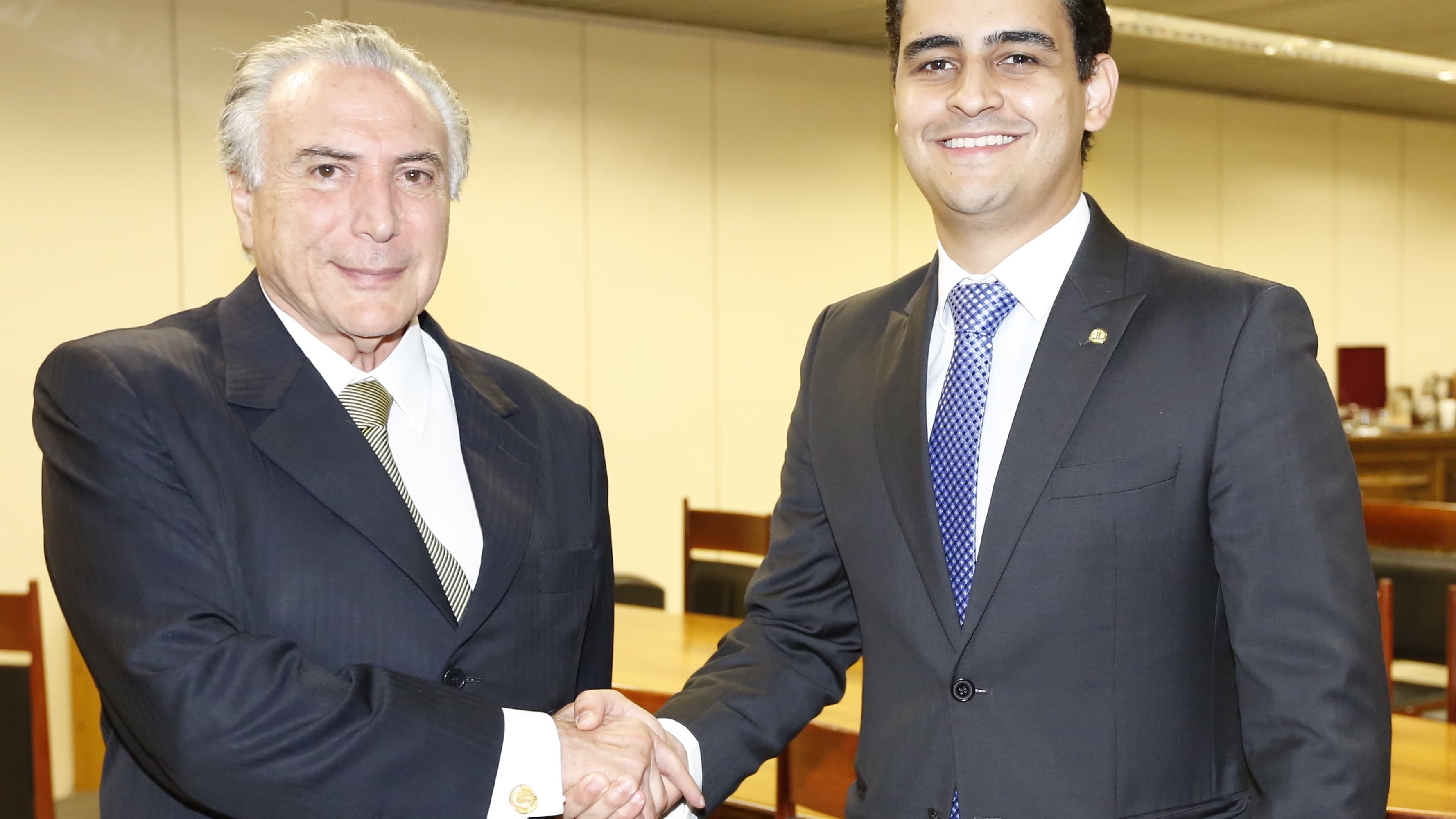 João Henrique Caldas, o JHC, cumprimenta o então vice-presidente Michel Temer em Brasília, em foto de arquivo de 2015