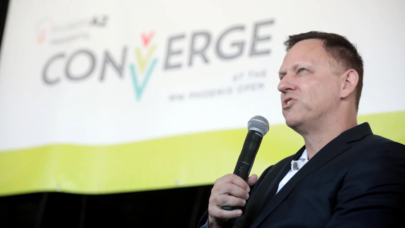 O investidor Peter Thiel fala ao microfone durante evento