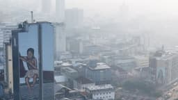 Vista aérea de Manaus com céu encoberto por fumaça de queimadas