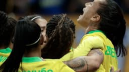 Jogadoras da Seleção Brasileira feminina comemoram gol em campo