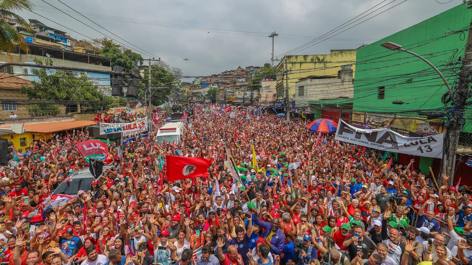 Lula durante caminhada de campanha em meio a apoiadores