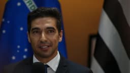 Abel Ferreira, técnico do Palmeiras, falando ao microfone em evento