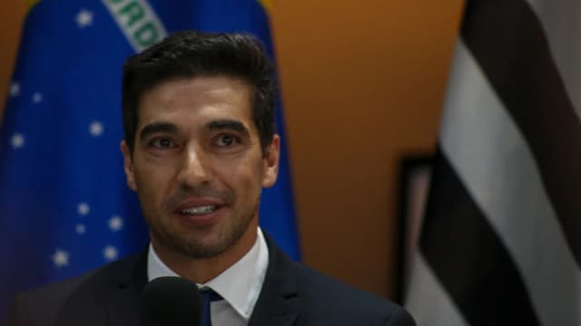 Abel Ferreira, técnico do Palmeiras, falando ao microfone em evento