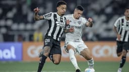 Jogador do Atlético-MG disputa a bola com adversário em partida de futebol