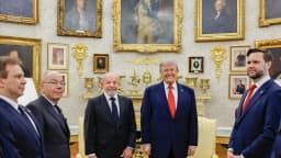 Lula e Trump sorriem lado a lado durante encontro na Casa Branca, cercados por autoridades, em maio de 2026