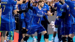 Jogadores do Vôlei Renata Campinas comemoram ponto em quadra